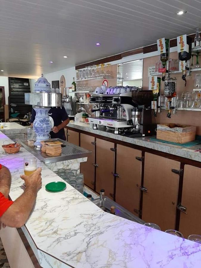 Le Commerce Pont-Sur-Yonne Luaran gambar